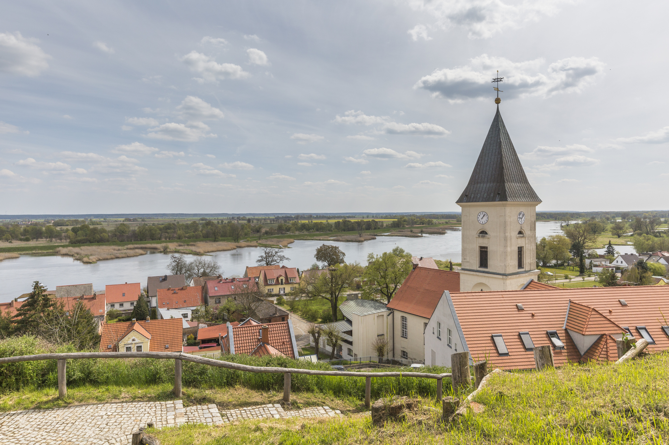 Blick vom Burgberg in Lebus auf die Kirche und die Oder, Foto: TMB-Fotoarchiv/Steffen Lehmann